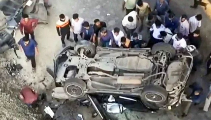 ​এলিভেটেড এক্সপ্রেসওয়ে থেকে ছিটকে পড়ল গাড়ি, পথচারীর মৃত্যু