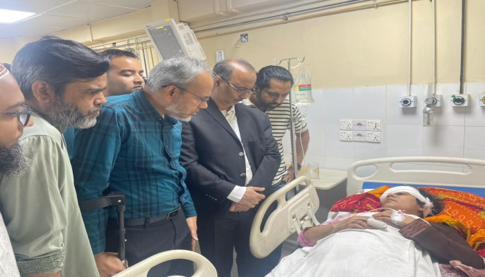 ​ভুমিকম্পে আহতদের দেখতে হাসপাতালে গেলেন বিএনপির স্বাস্থ্য সম্পাদক