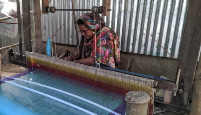 ​শাড়ির বুননে সন্তানদের স্বপ্ন আঁকেন মায়েরা