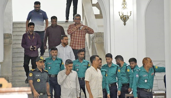 '​মন্ত্রী-বিচারপতিরা এলে আপনারা কেন পারবেন না'