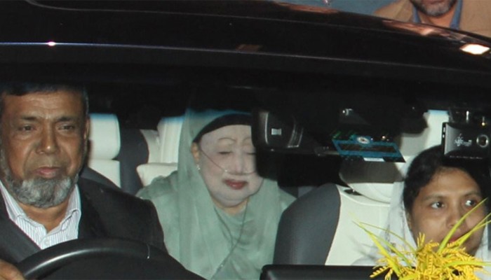 ​হাসপাতালের পথে খালেদা জিয়া