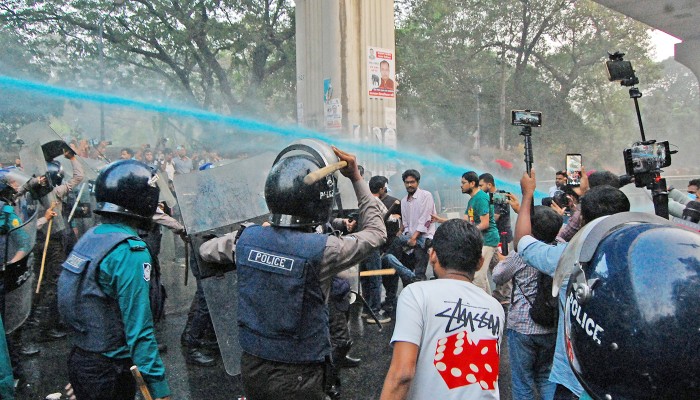 ​৪৭তম বিসিএস: আন্দোলনকারীদের ছত্রভঙ্গ করতে পুলিশের লাঠিপেটা