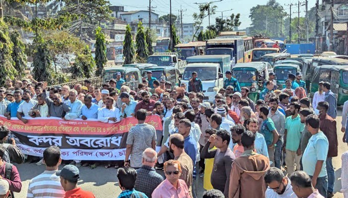​চট্টগ্রাম বন্দরের ৩ প্রবেশপথে স্কপের অবরোধ