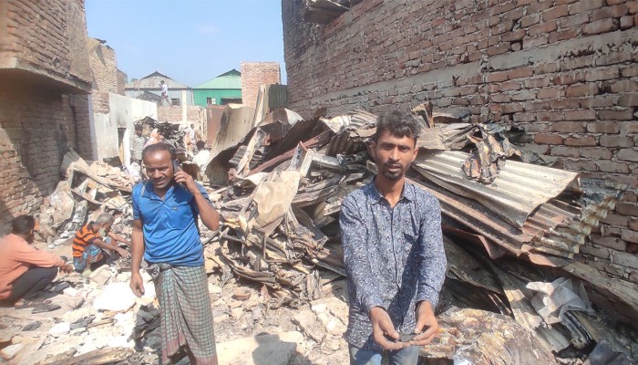 ​১৬ ঘণ্টা পর সম্পূর্ণ নিভলো কড়াইল বস্তির আগুন