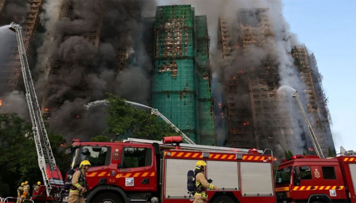 ​হংকংয়ে বহুতল ভবনে আগুন, অন্তত চারজনের মৃত্যু