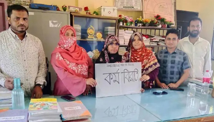 প্রাথমিক শিক্ষকদের লাগাতার কর্মবিরতি শুরু