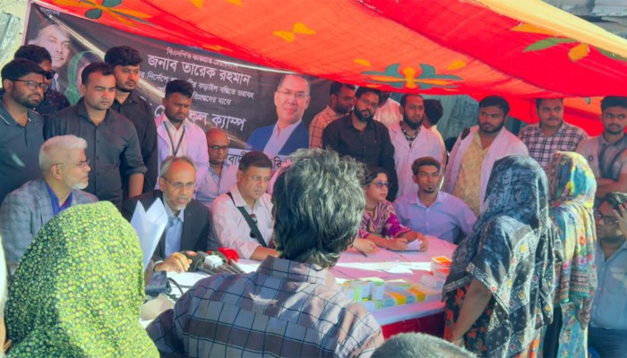 ​কড়াইল বস্তিতে বিএনপির হেলথ ক্যাম্পে মানুষের ঢল
