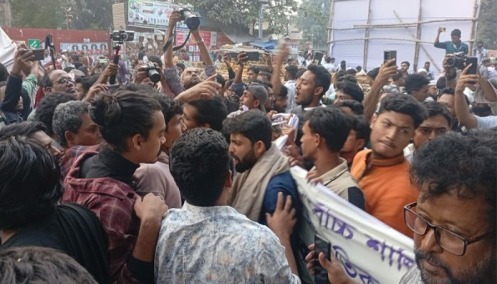 শাহবাগে ‘গানের আর্তনাদ’ অনুষ্ঠানে ‘জুলাই মঞ্চের’ হামলা