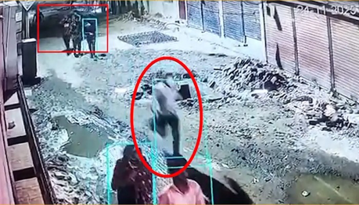 ​মোহাম্মদপুরে বাবু হত্যা: সিসিটিভি ফুটেজে মিলল চাপাতি হাতে ঘাতকদের পালানোর দৃশ্য