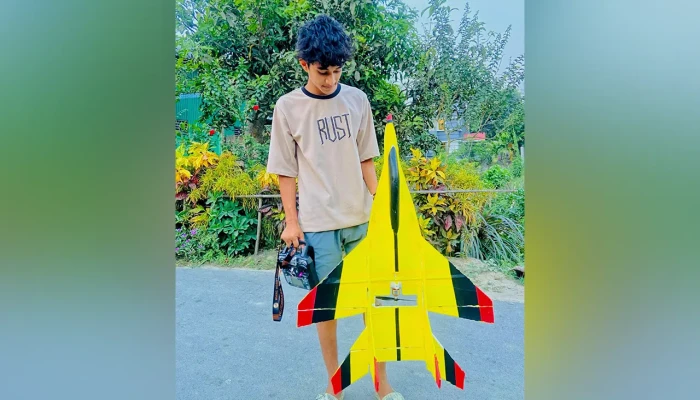 যুদ্ধ বিমান বানিয়ে তাক লাগালেন মানিকগঞ্জের হাসিব