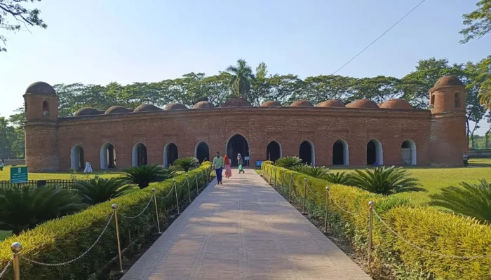 অস্তিত্ব সংকটে ষাটগম্বুজ মসজিদ, ক্ষয়ে গেছে ১০ মিহরাব