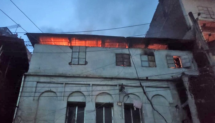 ​চকবাজারের আগুন দেড় ঘণ্টায় নিয়ন্ত্রণে