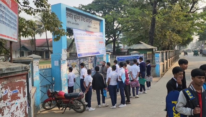 দেশজুড়ে সরকারি মাধ্যমিকের শিক্ষকরা কর্মবিরতিতে, হচ্ছে না বার্ষিক পরীক্ষা