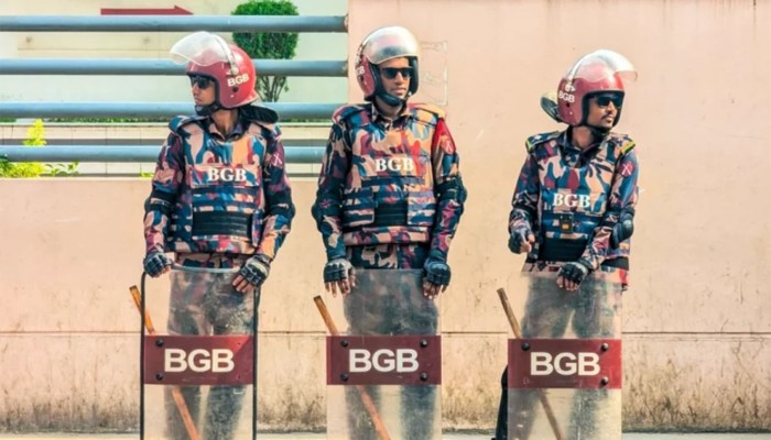 ​এভারকেয়ারের সামনে বিজিবি মোতায়েন, নেতা-কর্মীদের ভিড়