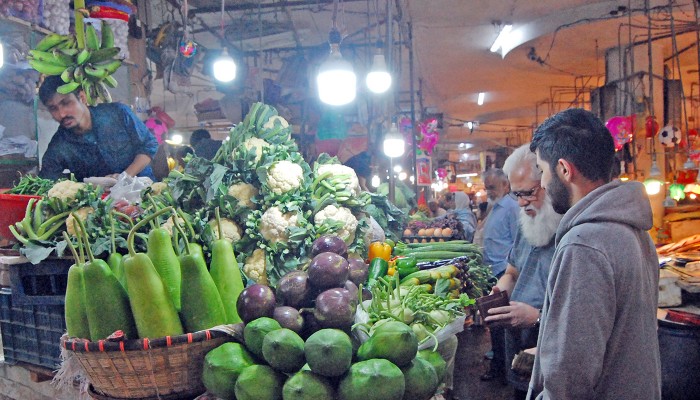​শীতেও উত্তাপ সবজির বাজারে