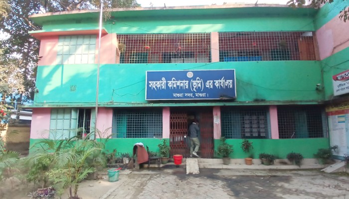 মাগুরায় এসিল্যান্ডের কার্যালয়ে পেট্রোল বোমা নিক্ষেপ