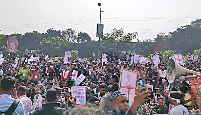 বিটিআরসি ঘেরাও করেছে মোবাইল ব্যবসায়ীরা