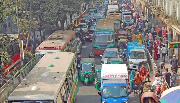 রাজধানীতে বিভিন্ন স্থানে সড়ক অবরোধ, যানজটে ভোগান্তি
