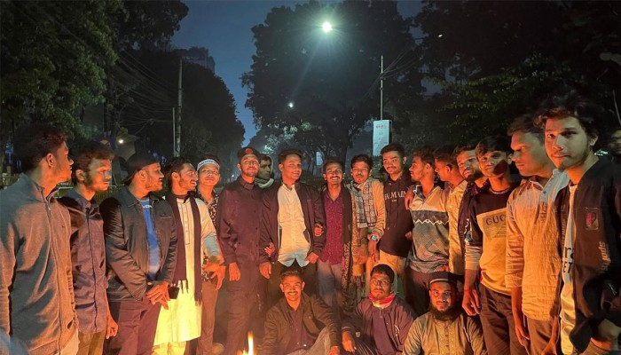 রাতেও শিক্ষা ভবনের সামনেই অবস্থান ৭ কলেজ শিক্ষার্থীদের