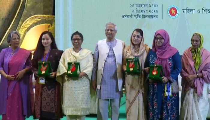 ৪ নারীর হাতে রোকেয়া পদক দিলেন প্রধান উপদেষ্টা