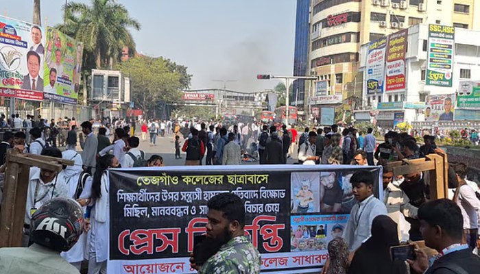 ফার্মগেটে সড়ক অবরোধ করে শিক্ষার্থীদের বিক্ষোভ, তীব্র যানজট