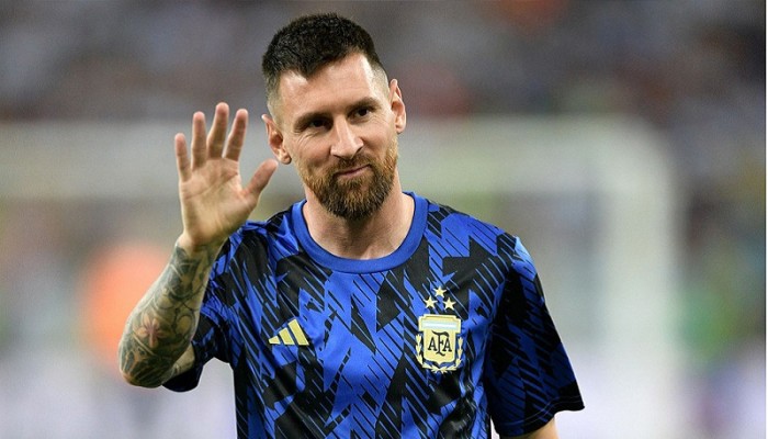 গভীর রাতে কলকাতায় মেসি, দর্শনার্থীদের ক্ষোভ