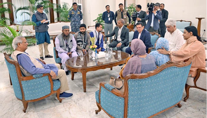 হাদির পরিবারের সঙ্গে প্রধান উপদেষ্টার সাক্ষাৎ