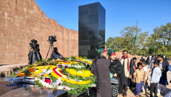 রায়েরবাজার বধ্যভূমিতে সর্বস্তরের মানুষের শ্রদ্ধা