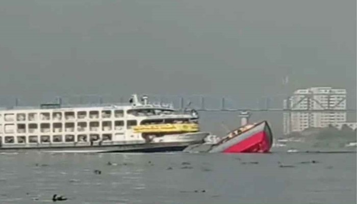 যাত্রীবাহী লঞ্চের ধাক্কায় ডুবল বালুবাহী বাল্কহেড