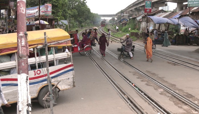 অরক্ষিত লেভেল ক্রসিং: বাড়ছে দুর্ঘটনার ঝুঁকি