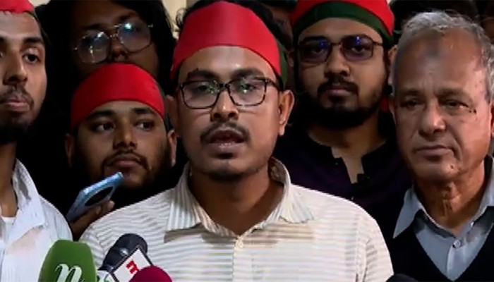 স্বরাষ্ট্র ​উপদেষ্টার উপস্থিতিতে তাঁকেই পদত্যাগের আলটিমেটাম