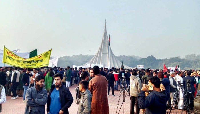 জাতীয় স্মৃতিসৌধে সর্বস্তরের মানুষের শ্রদ্ধা