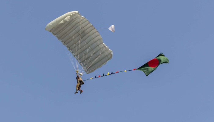 প্যারাট্রুপিংয়ে বিশ্ব রেকর্ড বাংলাদেশের