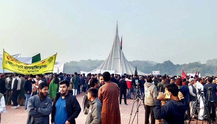 ​মহান বিজয় দিবসে জাতীয় স্মৃতিসৌধে সাধারণ মানুষের ঢল