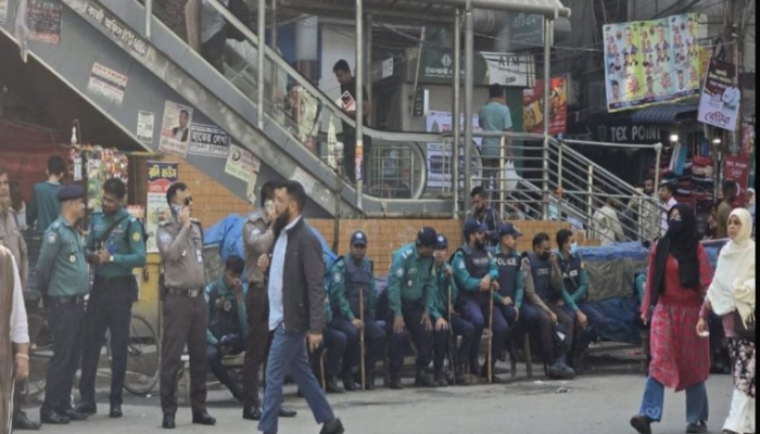 ব্লকেড কর্মসূচি ঘিরে ফার্মগেটে পুলিশের সতর্ক অবস্থান