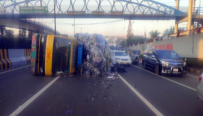 ​নিকুঞ্জের সামনে ট্রাক উল্টে সড়কে যানজট