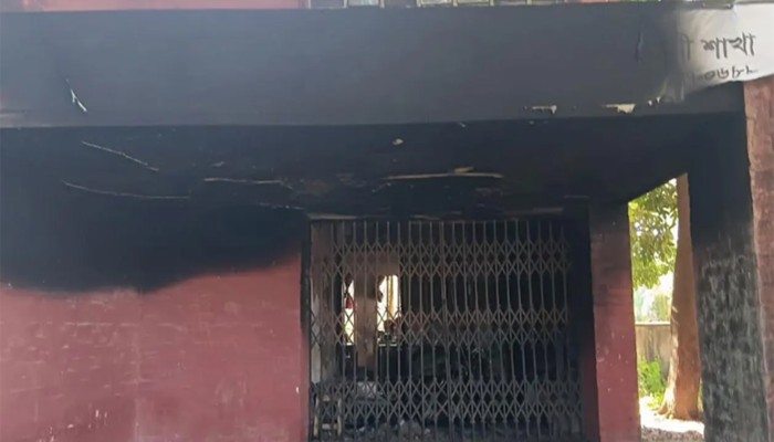 ​ফেনীতে গ্রামীণ ব্যাংকে আগুন