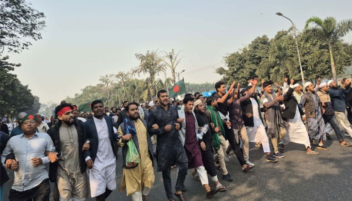 একের পর এক মিছিল মানিক মিয়া এভিনিউয়ে