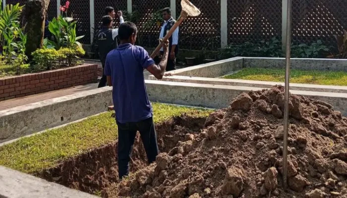 ​ঢাবিতে খনন করা হয়েছে ওসমান হাদির কবর