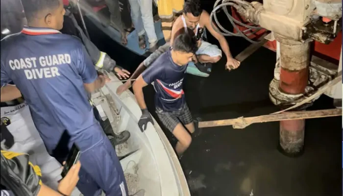 ​ফেরি থেকে ট্রাকসহ ৫ যানবাহন নদীতে, তিনজনের মরদেহ উদ্ধার