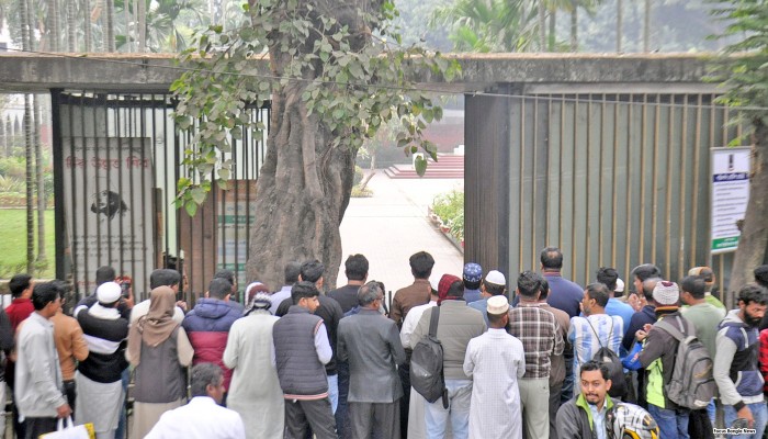 ​হাদির কবরে আজও মানুষের ঢল, অশ্রুসিক্ত নয়নে করছেন দোয়া