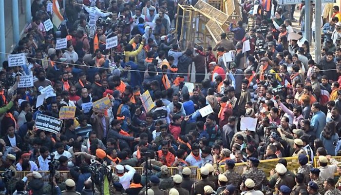 দিল্লিতে বাংলাদেশ হাইকমিশনের সামনে বিক্ষোভ, সংঘর্ষ