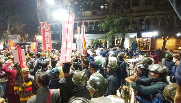 কলকাতায় বাংলাদেশ মিশনের দিকে বামপন্থী দলগুলোর মিছিল