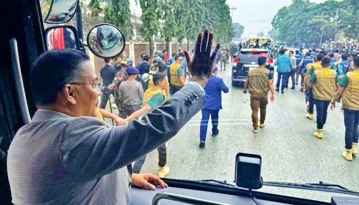 ​বাসে চড়ে ৩০০ ফিটের পথে তারেক রহমান