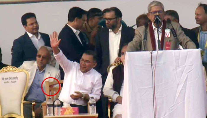 বিশেষ চেয়ার সরিয়ে সাধারণ চেয়ারে বসলেন তারেক রহমান