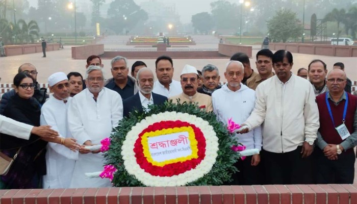 তারেক রহমানের পক্ষে স্মৃতিসৌধে শ্রদ্ধা নিবেদন