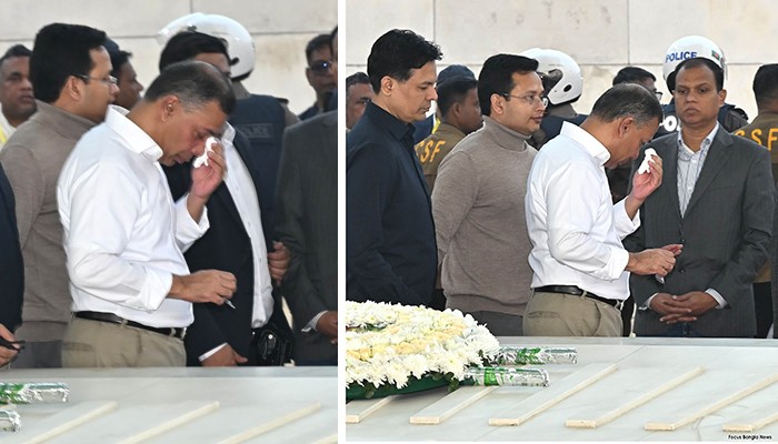 ​বাবার সমাধিতে অশ্রুসজল তারেক রহমান