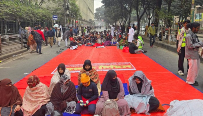 ​শাহবাগ মোড় ছেড়ে আজিজ সুপার মার্কেটের সামনে ইনকিলাব মঞ্চ