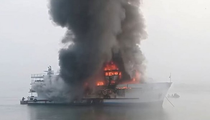 কক্সবাজারে সেন্ট মার্টিনগামী জাহাজে আগুন, এক কর্মচারীর মৃত্যু