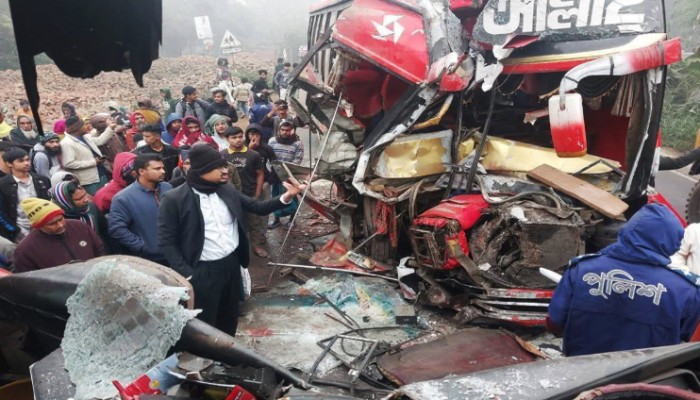 ​দুই বাসের মুখোমুখি সংঘর্ষে আহত ২২